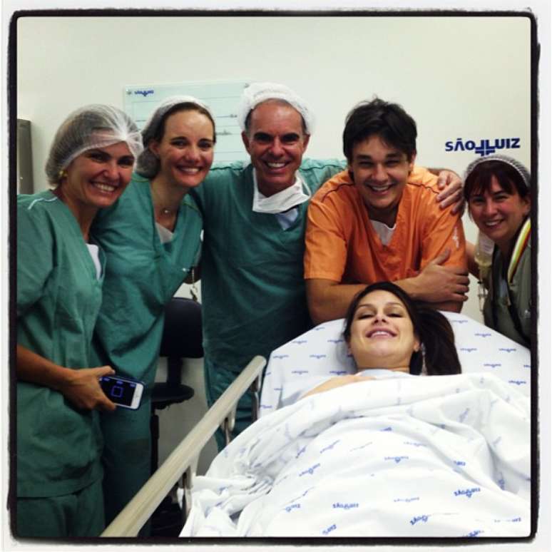 Natália Guimarães postou foto com a equipe médica e Leandro
