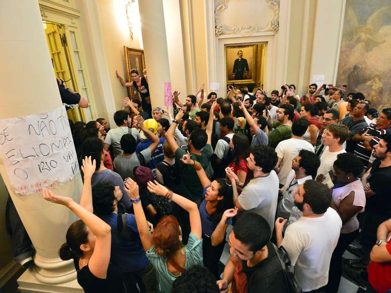 Grupo que ocupa a Câmara faz votação durante protesto