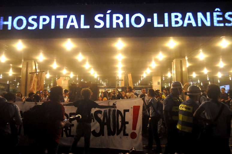 Manifestantes protestaram em frente ao hospital Sírio-Libanês, em São Paulo
