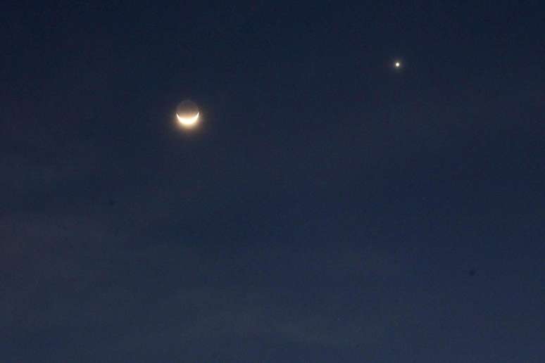 9 de agosto - Vênus pode ser visto a olho nu, junto à Lua nova, em São Paulo