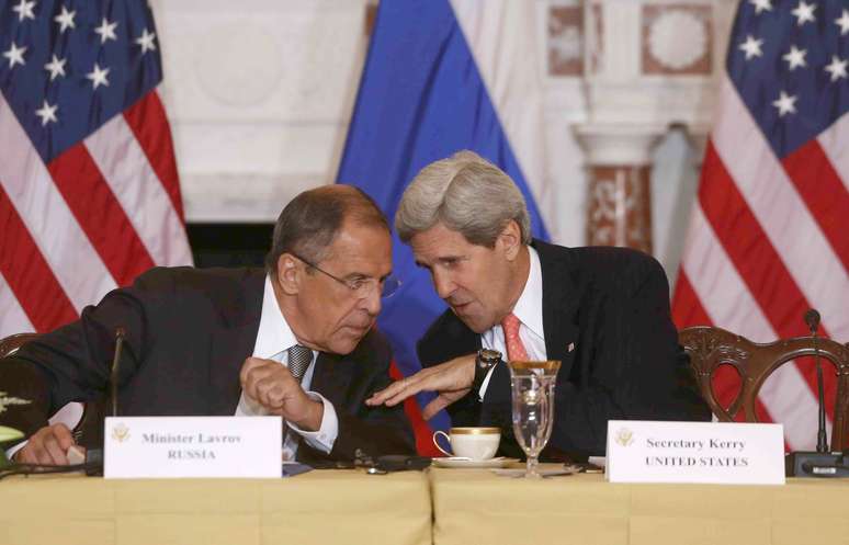 Sergei Lavrov e John Kerry conversam no Departamento de Estado em Washington