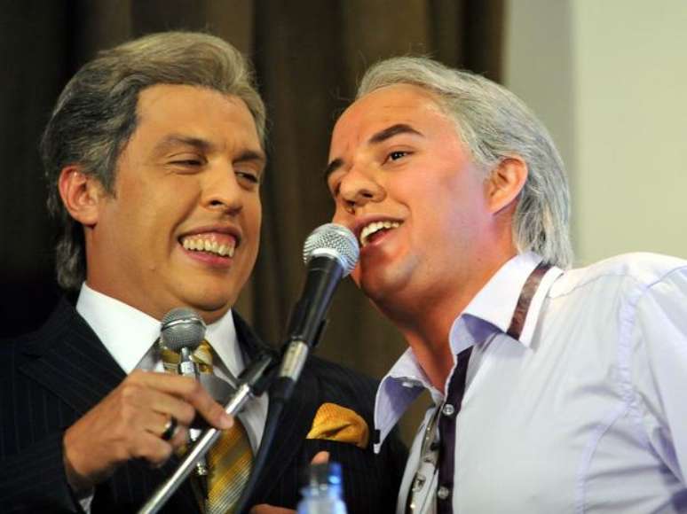 <p>Wellington Muniz, caracterizado como Silvio Santos, ao lado do colega Guilherme Santana, em 2012</p>