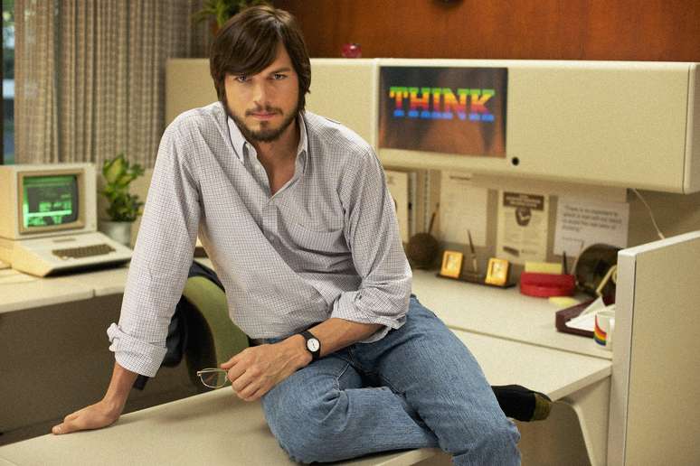 O ator de 35 anos na pele do fundador da Apple, Steve Jobs; longa estreia no Brasil em novembro