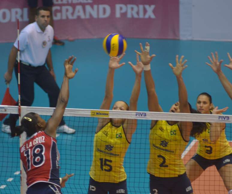 <p>Brasil começou mal, mas conseguiu parar a empolgação da República Dominicana, nesta sexta-feira, pelo Grand Prix de vôlei feminino. Depois de perder o primeiro set, a Seleção se recuperou e conseguiu a vitória de virada, por 3 a 1</p>