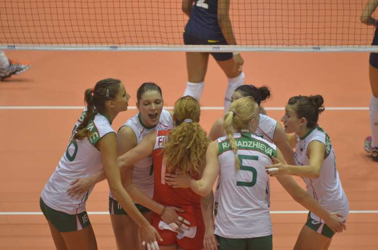Jogadoras da Bulgária comemoram ponto em vitória sobre o Brasil