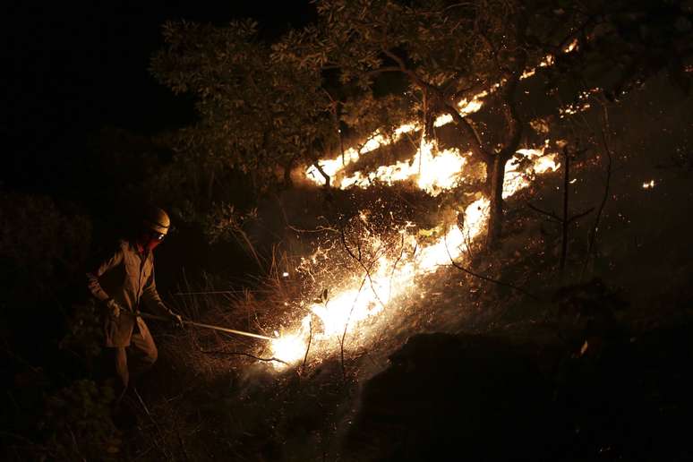 Na quinta-feira, quando o incêndio estava sendo controlado, um novo foco, em outra área do parque, na Serra Pari, região da "Bucaina", mobilizou os bombeiros