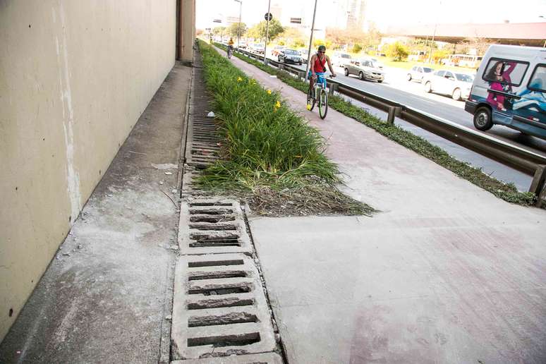 Muro impedia passagem de ciclistas em ciclovia de SP