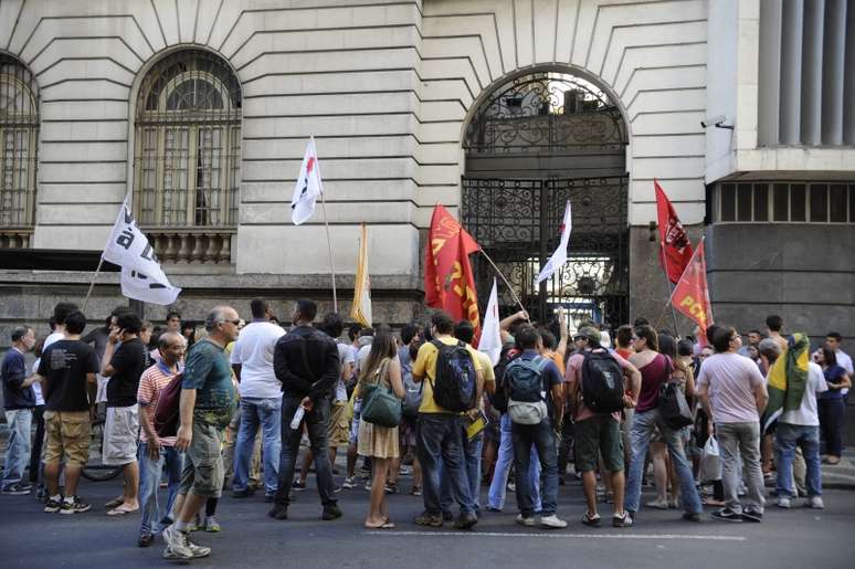 Manifestantes que ocupam a Câmara de Vereadores do Rio de Janeiro protestam contra a composição da Comissão Parlamentar de Inquérito (CPI) dos Ônibus