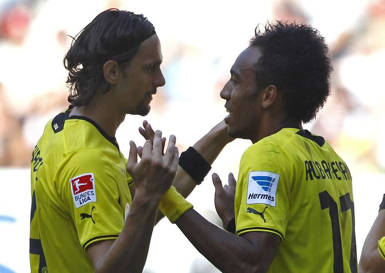 <p><span style="font-size: 15px;">Aubameyang (&agrave; dir.)&nbsp;</span>comemora um dos gols na estreia</p>