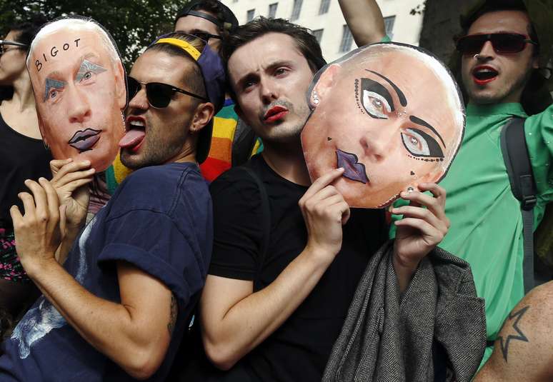 Protesto em Londres contou com máscaras representando o presidente russo Vladimir Putin