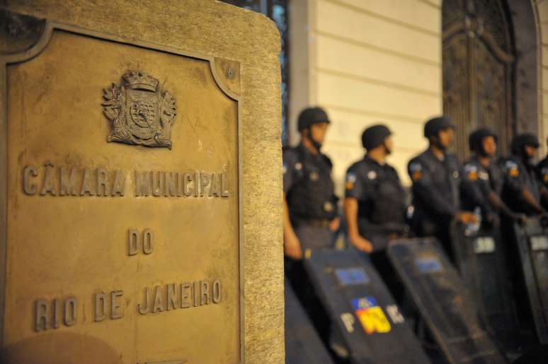 <p>Manifestantes seguem com ocupação na Câmara dos Vereadores do Rio de Janeiro. O prédio está cercado por policiais militares</p>