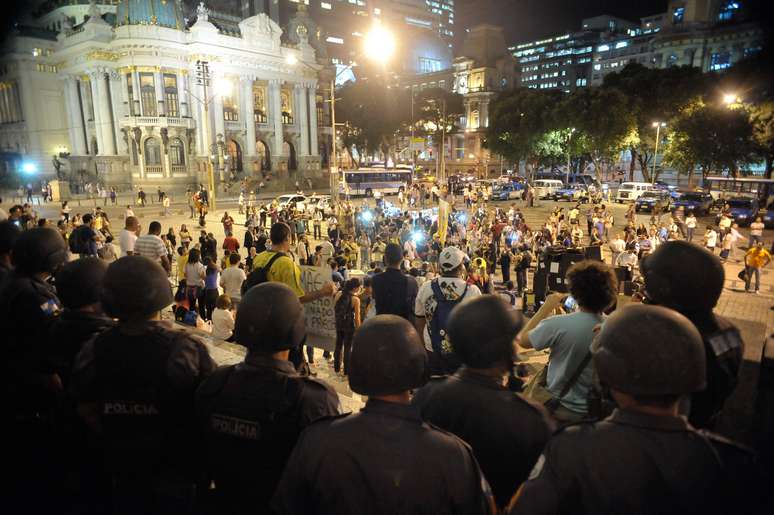 <p>Manifestantes em ocupação na Câmara dos Vereadores do Rio de Janeiro, em agosto de 2013</p>