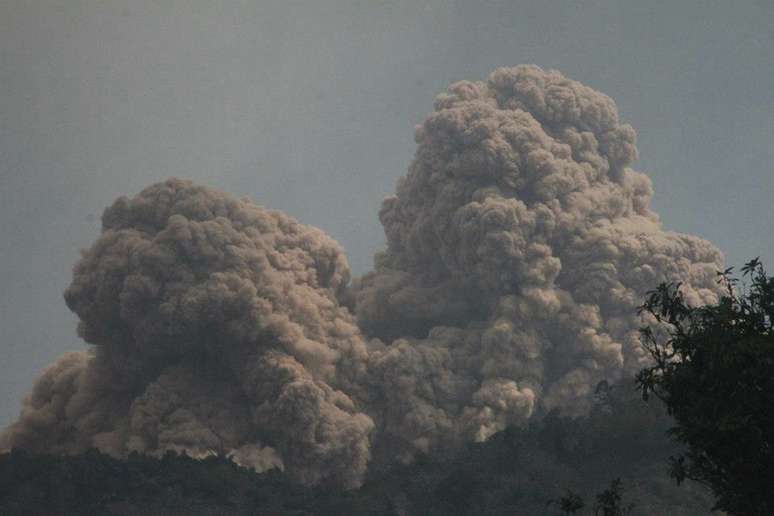 <p>O vulc&atilde;o do Monte Rokatenda expele nuvens de fuma&ccedil;a na ilha de Palue, na Indon&eacute;sia</p>
