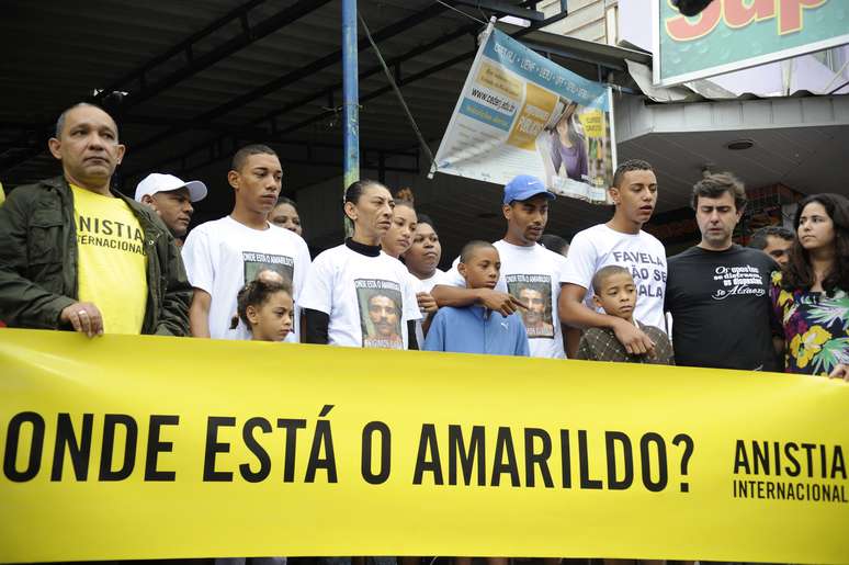 <p>Família do ajudante de pedreiro Amarildo de Souza participa de protesto organizado por ONGs na Rocinha</p>