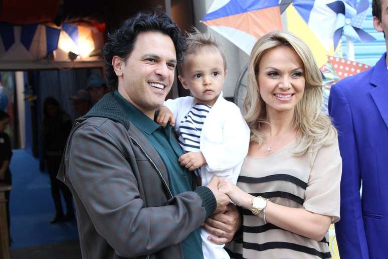 <p>Eliana e o produtor musical Jo&atilde;o Marcelo B&ocirc;scoli comemoraram o anivers&aacute;rio do filho, Arthur, em um buffet na capital paulista, neste domingo (11) - o menino completou 2 anos no s&aacute;bado (10). A fam&iacute;lia chegou ao local sorridente e posou para os fot&oacute;grafos na entrada do estabelecimento</p>