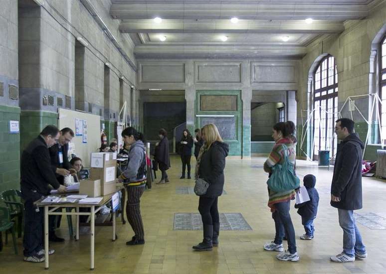 Os colégios eleitorais argentinos abriram as portas para as primárias neste domingo