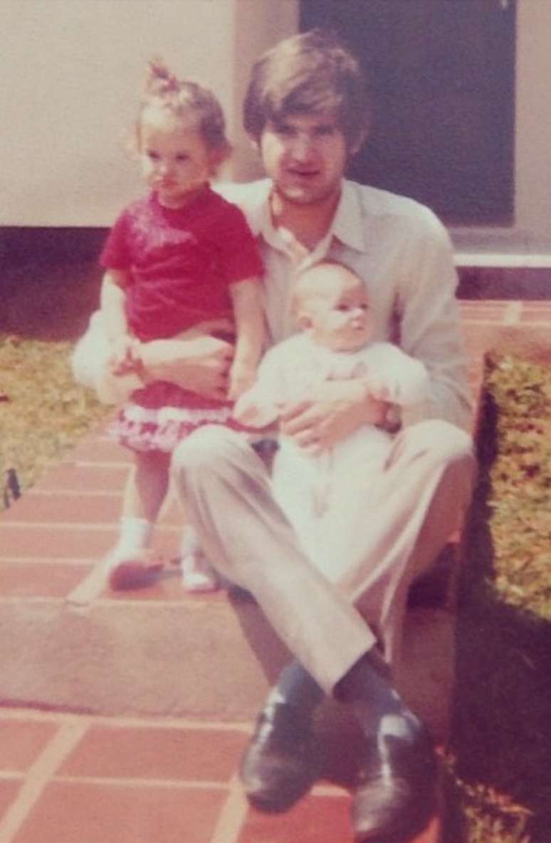 "Feliz dia dos pais a todos papais no mundo e especialmente para o meu! #felizdiadospais #amor", escreveu a top Alessandra Ambr&oacute;sio