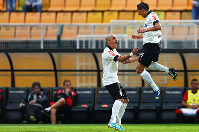 <p>Ralf festeja após abrir o placar para o Corinthians na partida contra o Vitória; equipe paulista ficou mais perto das primeiras colocações do Brasileiro</p>