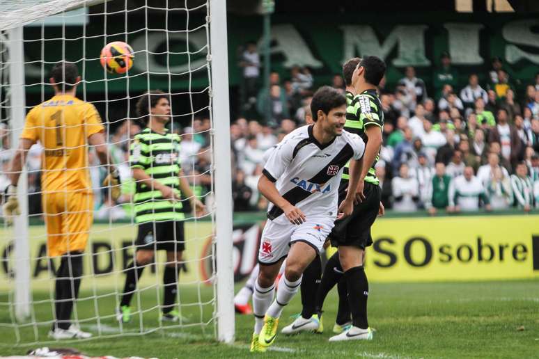 Pedro Ken festeja após abrir o placar de Coritiba x Vasco