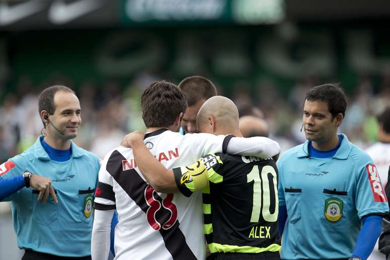 Duelo entre Coritiba e Vasco viu o encontro entre os veteranos Juninho Pernambucano e Alex