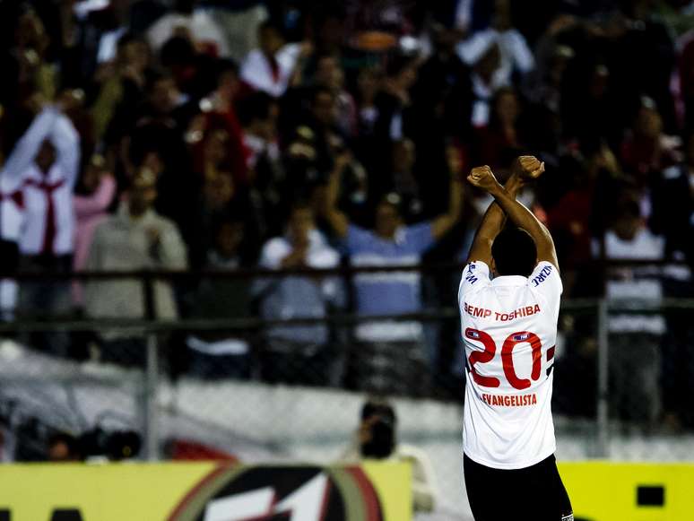Lucas Evangelista comemora depois de marcar o gol de empate do São Paulo