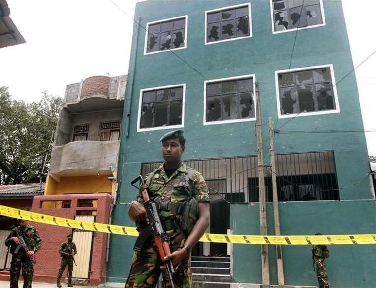 Membros da Força Especial de Segurança guardam a entrada de uma mesquita depedrada em Colombo, capital do Sri Lanka. Um grupo budista atacou uma mesquita na capital do Sri Lanka, e pelo menos 12 pessoas ficaram feridas, a mais recente em uma série de ataques contra a comunidade muçulmana minoritária por membros da maioria budista. 11/08/2013.