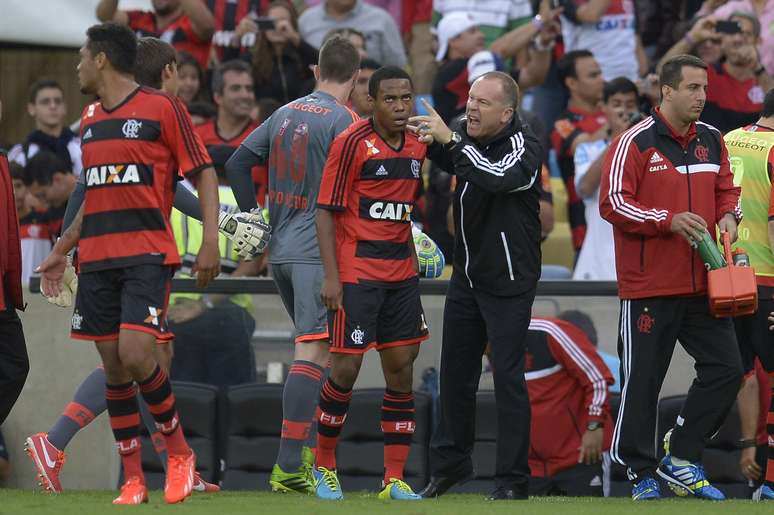 <p>Mano Menezes viu equipe se afastar das últimas posições com boa vitória</p>