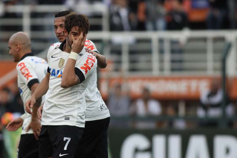 Alexandre Pato celebra após marcar o segundo gol do triunfo do Corinthians