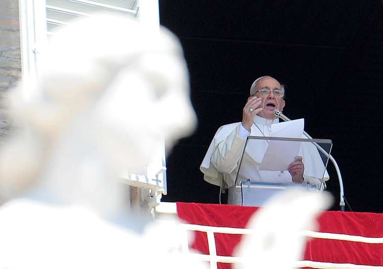 O papa Francisco reza a oração do Ângelus diante da Praça de São Pedro, no Vaticano