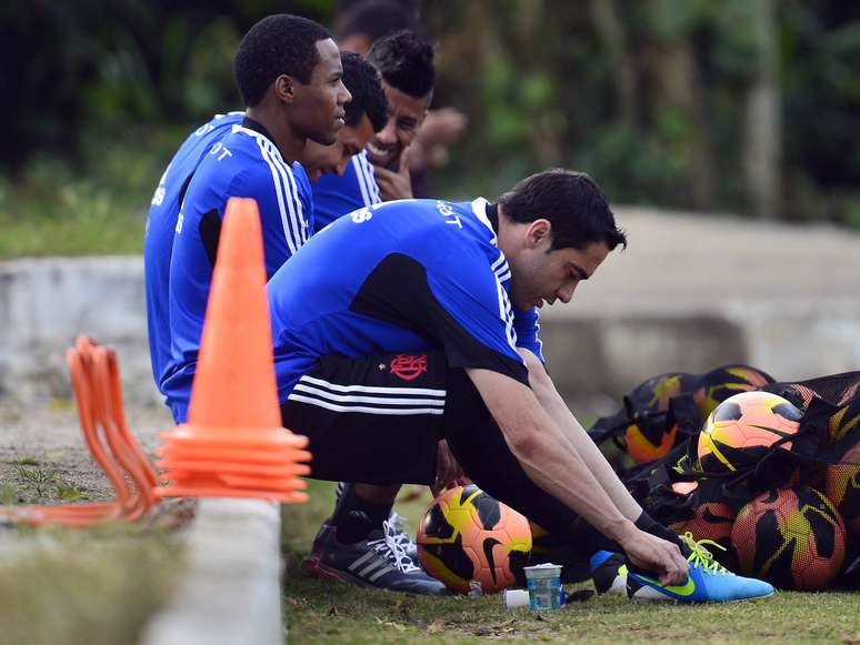 <p>Wallim de Vasconcellos, Eduardo Bandeira de Mello e Paulo Pelaipe compareceram ao treino; atividade de jogadores foi reprogramada</p>