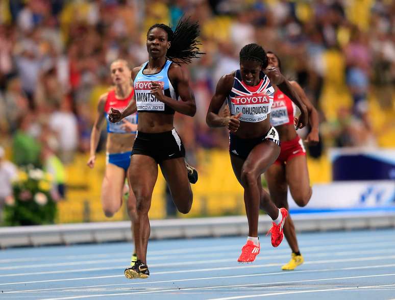 Christine Ohuruogu (dir) venceu por ter esticado cabeça em chegada emocionante