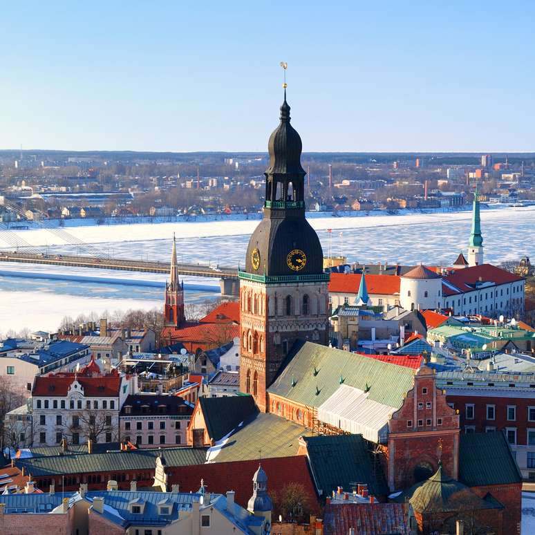 Riga, capital da Letônia, é um rico destino turístico seja o verão ou no inverno