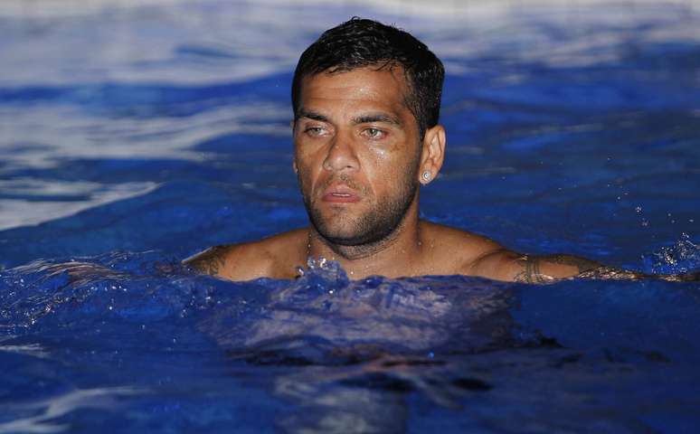Daniel Alves faz treinamento em piscina
