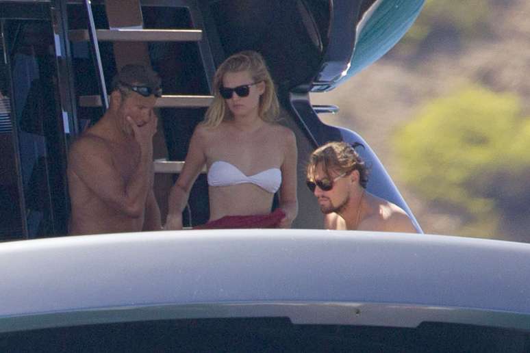 Leonardo DiCaprio está aproveitando as férias em Ibiza, na Espanha. O ator curtiu a última sexta-feira (9) com a nova namorada, a modelo alemã Toni Garrn, amigos e família