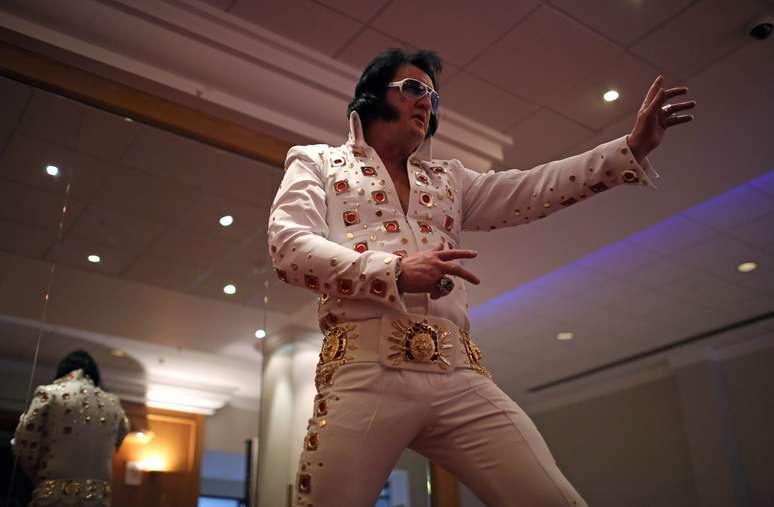 Imitador de Elvis Presley levou a pior com dentes e nariz quebrado