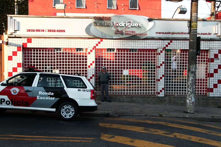 A polícia acompanhou o retorno às aulas no colégio da zona norte