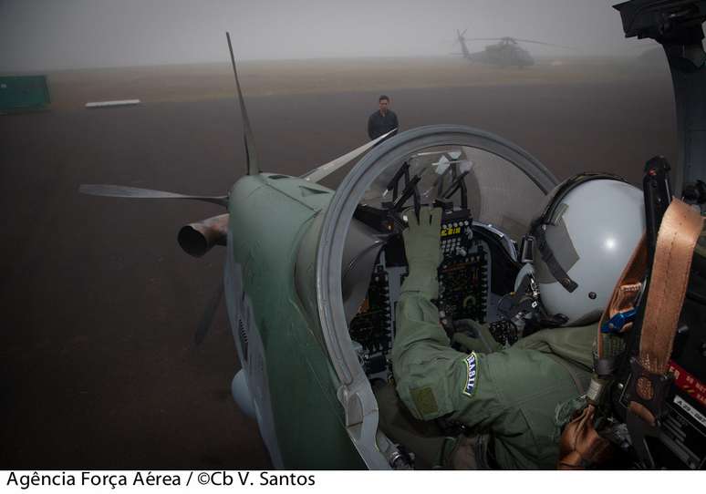 De acordo com a FAB, eles estavam um avião da Esquadrilha da Fumaça, um Super Tucano A-29, e morreram no local