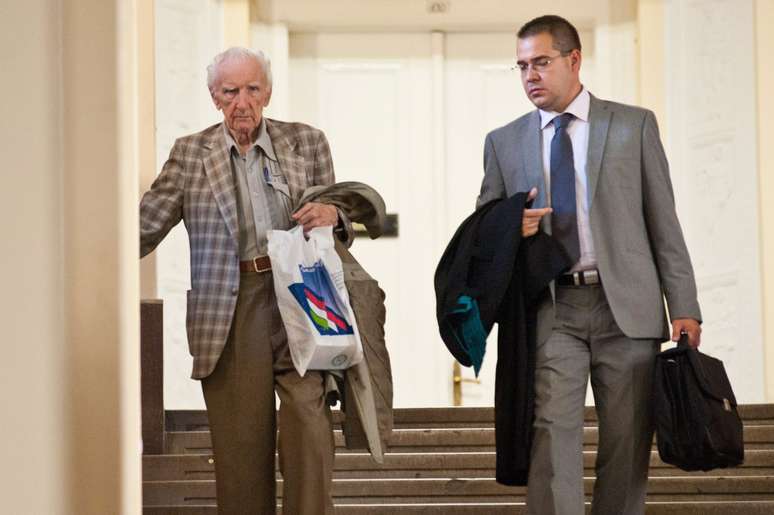 Em foto de julho de 2012, Csatary deixa o tribunal de Budapeste ao lado do advogado, Gabor Horvath, após ser questionado por suas atividades durante a 2ª Guerra Mundial