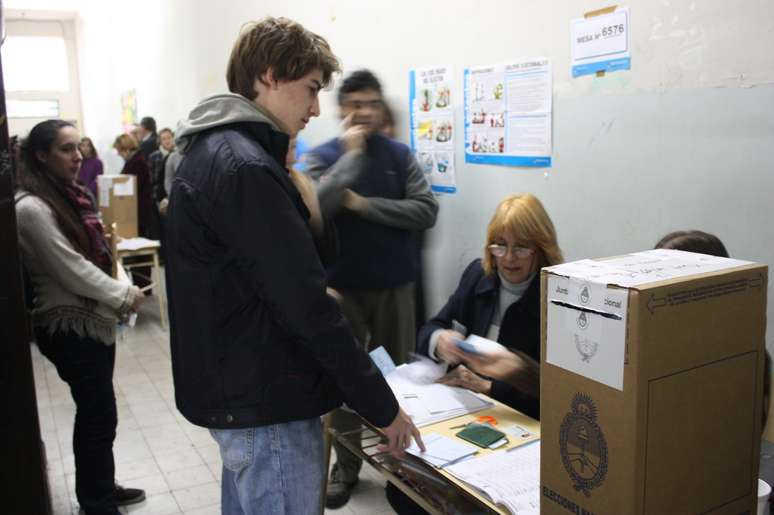 Após fazer sua estreia nas urnas, Tomás Braessas, 17 anos, foi aplaudido pelos mesários