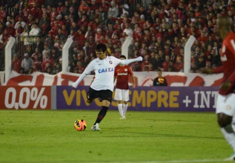 João Paulo arriscou de fora da área e marcou aos 36 segundos no empate por 2 a 2 contra Internacional