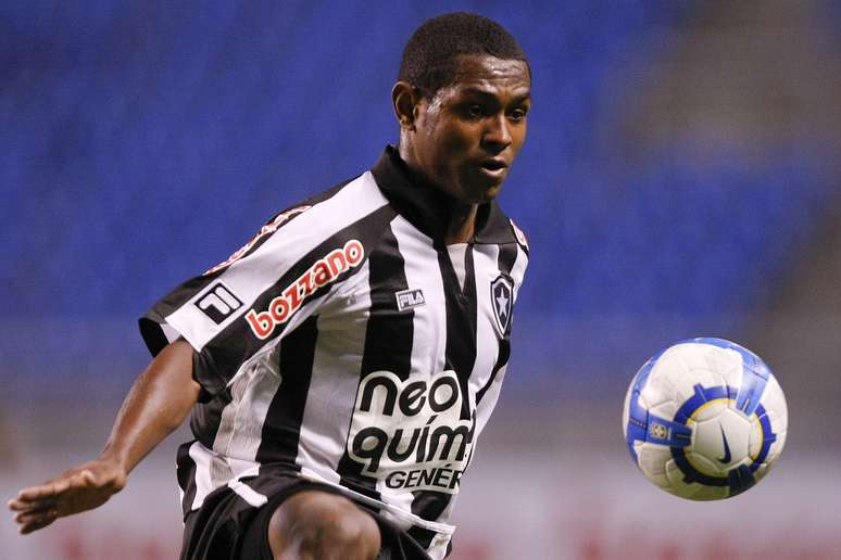 <p>Jóbson tentou "cavar" vaga no Botafogo por meio do Twitter</p>