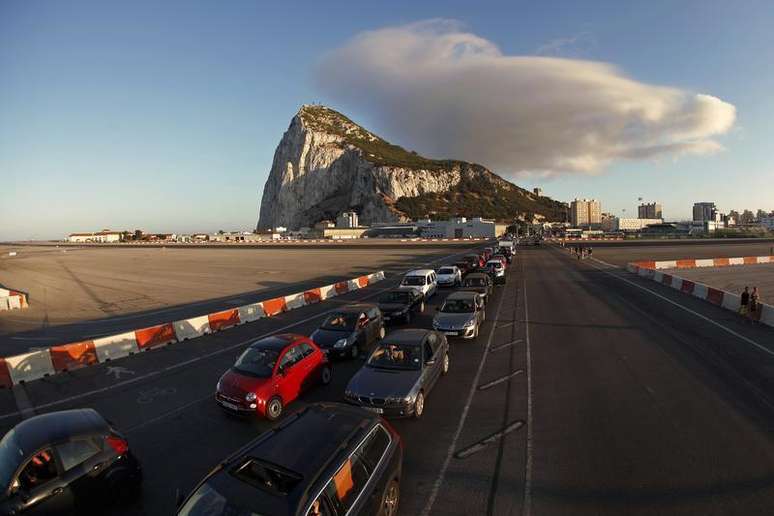 Motoristas esperam em fila para atravessar a fronteira entre a Espanha e o território britânico em Gibraltar. A Grã-Bretanha está "considerado seriamente" tomar ação judicial contra a Espanha a respeito das cobranças na fronteira com Gibraltar, que tem provocado atrasos na travessia, disse um porta-voz do primeiro-ministro britânico, David Cameron. 9/08/2013.