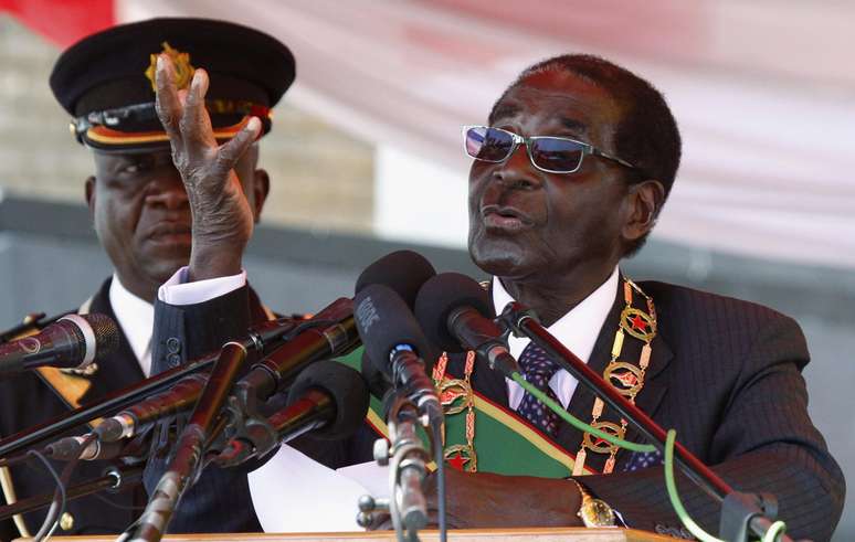 Mugabe discursa para multidão reunida para comemoração do Dia dos Heróis em Harare