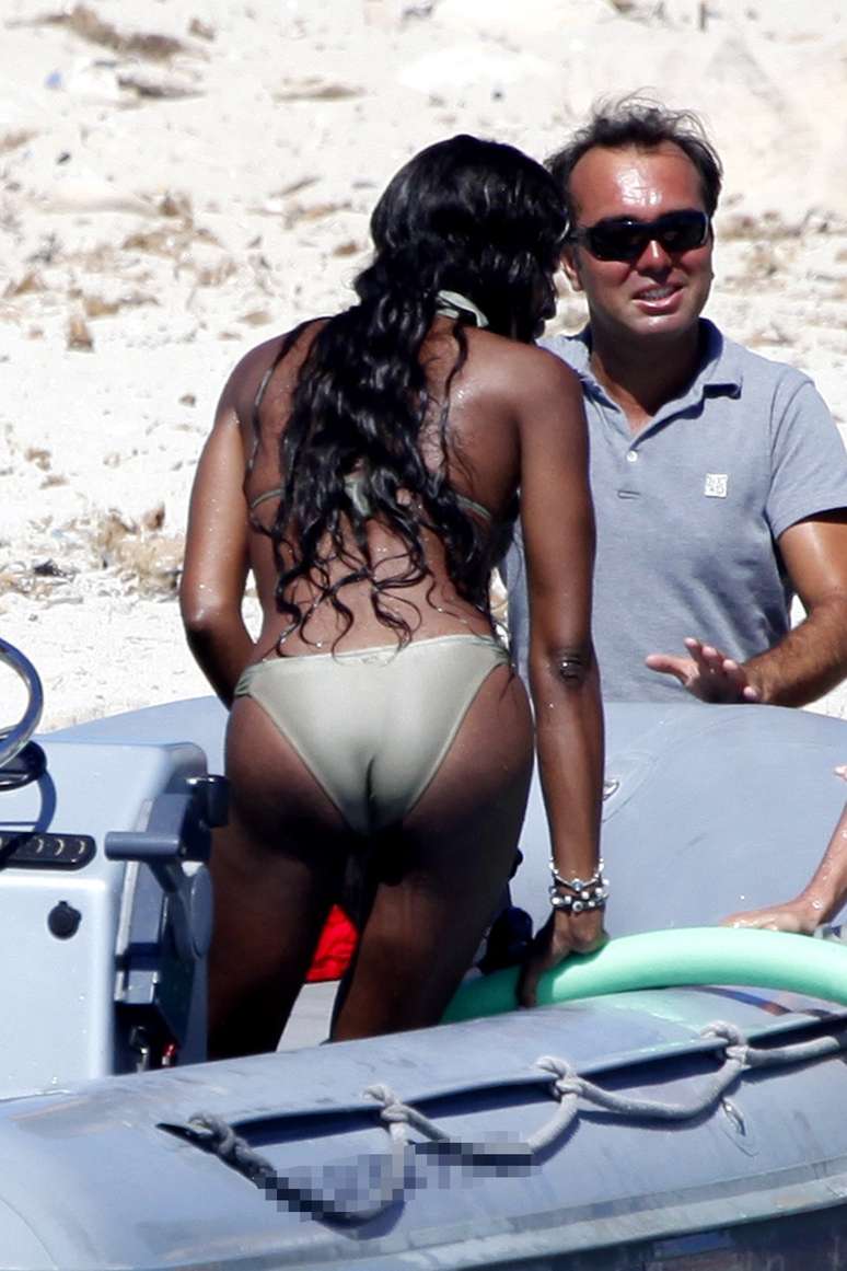 Naomi Campbell exibiu um corpo atlético durante uma viagem para a ilha de Formentera, na Espanha, nesse domingo (11). Aos 43 anos, ela desfilou pela praia de biquíni e mergulhou
