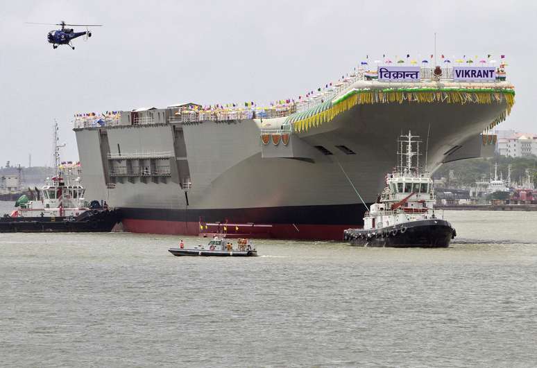 O porta-aviões indiano Vikrant foi lançado na cidade de Kochi nesta segunda-feira