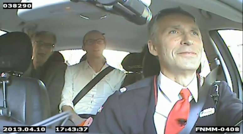 Vídeo mostra passageiros surpresos quando descobrem que o taxista é o premiê Jens Stoltenberg