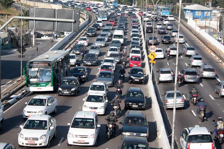 Trânsito intenso na Avenida Moreira Guimarães até Avenida Rubem Berta,