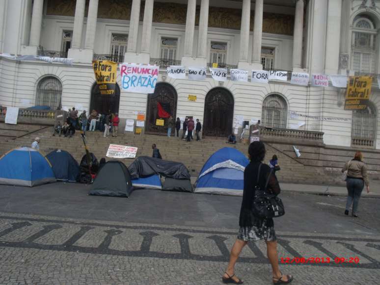 <p>Jovens ocuparam tamb&eacute;m a cal&ccedil;ada da C&acirc;mara do Rio, e montaram barracas para passar a noite</p>