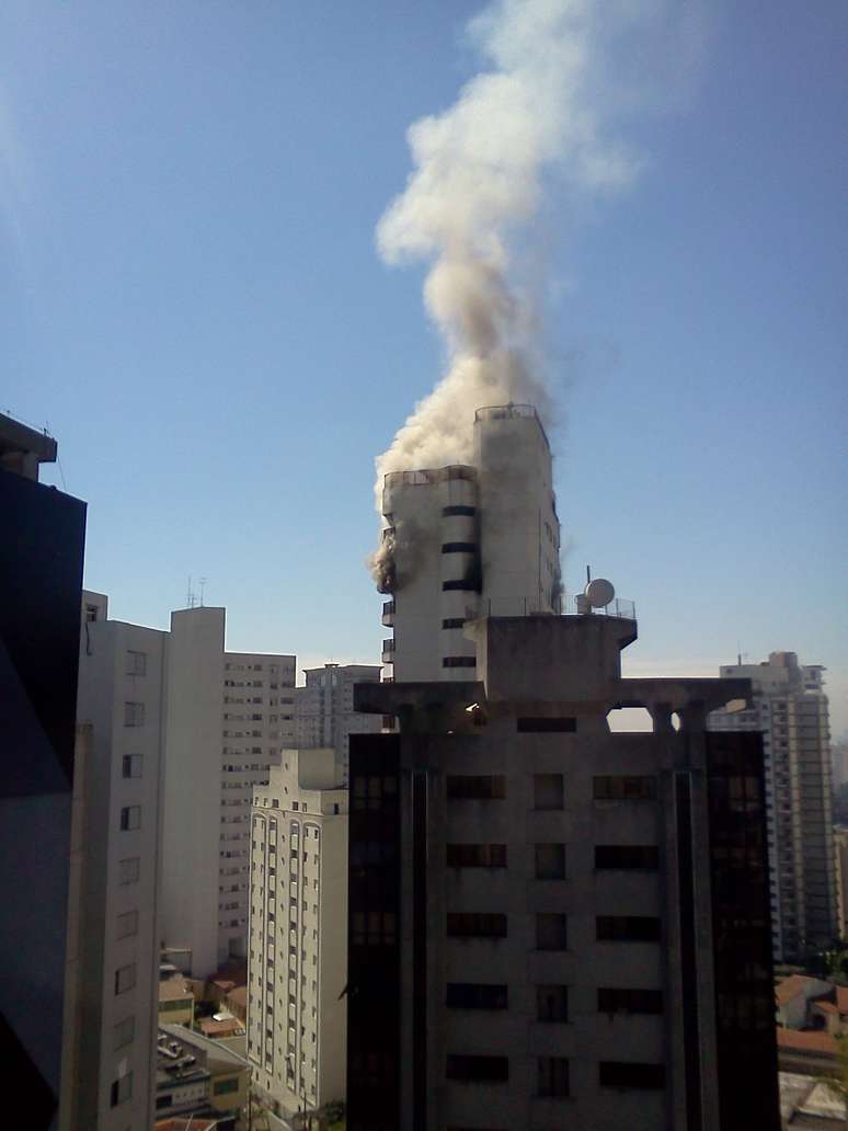 <p>Não há registro de vítimas e o fogo já foi controlado pelos bombeiros</p>