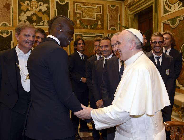 <p>Italiano Mario Balotelli cumprimenta o Papa Francisco</p>